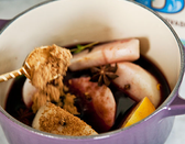 냄비에 배, 와인, 설탕, 레몬, 생강을 넣고 끓여 졸인다.