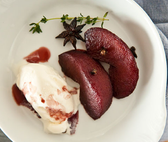 마지막에 팔각을 추가해 끓인 후 한 김 식혀 아이스크림과 함께 서브한다.