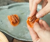 감말랭이의 움푹한 부분에 피칸을 하나씩 넣고 잘 오므린다.