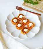 곶감호두말이는 달콤한 곶감과 부드러운 크림치즈, 고소한 호두가 어우러진 별미입니다. 기호에 따라 잣이나 다른 과일과 함께 만들면 더욱 맛있습니다.