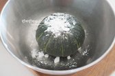 단호박에 베이킹소다를 뿌려 겉면을 세척해줍니다.