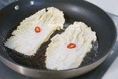 달군 팬에 식용유를 적당히 자작하게 두르고 뜨거운 기름에 차가운 반죽을 올려줍니다. 홍고추를 얇게 송송 썰어 올려주었습니다.