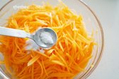 1/4통을 손질하니 460g 정도로 볼에 늙은 호박과 함께 설탕 2/3 큰 술, 소금 1/2 작은 술을 넣어줍니다.