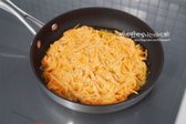 달군 팬에 식용유 넉넉하게 두른 다음 적당량의 반죽을 동글 납작하게 펼쳐 올립니다.