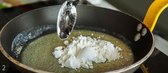 팬에 버터를 녹이다 밀가루를 넣어 루(Roux)를 만든다.