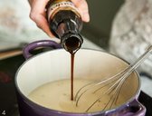 소스가 걸쭉해질 때 즈음 우스터소스를 넣고 한 번 더 저어 그레이비(Gravy)를 만든다.