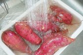 껍질을 문질러 깨끗하게 세척해줍니다.