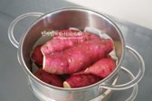 냄비에 물 800ml를 붓고 끓인 뒤, 냄비 위에 찜기를 올려줍니다.