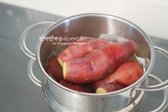 센 불에서 5분, 중불에서 20분 동안 찐 후, 5분간 뜸을 들였습니다.