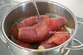 익은 정도를 알아보려면 젓가락으로 찔러보면 됩니다.