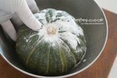 미니 단호박 1개를 베이킹소다 1 큰 술로 껍질을 문질러 깨끗이 씻고, 물에 5분 정도 담갔다가 헹궈 주세요.