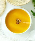 간을 맞춘 단호박죽을 그릇에 담아 대추말이나 견과류를 올려 완성합니다. 자연스러운 단맛과 부드러운 식감으로 간단하고 든든한 한 끼를 즐길 수 있습니다.