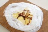 비닐을 잡고 살살 흔들어 전체적으로 골고루 묻도록 섞어줍니다.