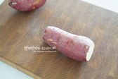 고구마는 껍질째 사용할 경우 주방용 솔로 깨끗이 문질러 세척합니다. 입맛에 따라 껍질을 깎아도 됩니다.
