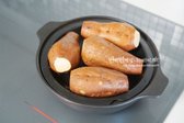 찜기에 고구마를 올리고 강불에서 5분 찐 후 중불로 낮춰 20분간 더 익힙니다. 고구마 크기에 따라 시간을 조절해주세요.
