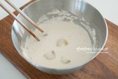 반죽을 차갑게 유지하기 위해 물에 얼음 세 조각을 넣어 섞어줍니다. 반죽은 가볍게 저어주고, 튀김옷이 얇고 바삭하게 입혀지도록 적당히 묽게 만들어줍니다.