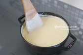 소금 약간을 더해 단맛과 감칠맛을 살려 간을 맞춘 뒤, 농도가 적절해지면 완성합니다.