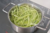 끓는 물 1.8L에 소금 1 큰 술을 넣고 고구마줄기를 2~3분 데쳐 물러지지 않게 익힙니다.