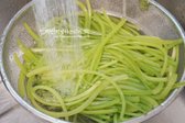 데친 고구마줄기는 찬물에 헹구어 열기를 식히고, 끝부분을 따라 껍질을 벗긴 뒤 물기를 털어줍니다.