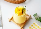 망고스무디는 망고와 요거트를 섞어 부드럽고 산뜻한 맛을 즐길 수 있는 음료입니다. 냉동 망고와 요거트를 활용하면 더욱 진하고 맛있게 즐길 수 있어요.