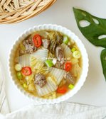 푸짐한 건더기를 담아내면 구수한 우거지된장국 완성입니다. 밑간한 우거지와 소고기를 육수와 함께 진하게 끓여 별다른 반찬 없이도 든든한 한 끼로 즐겨보세요.