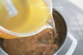 소고기가 익어 표면 색이 변하면 멸치 다시마 육수를 부어줍니다.