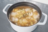 자작하게 육수를 넣고 센 불에서 끓인 뒤, 끓어오르면 불을 낮추어 한소끔 끓여줍니다.