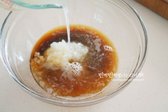 배는 강판에 갈아 체에 밭쳐 즙만 걸러주고, 양파도 갈아 넣습니다.