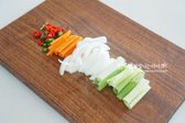 대파는 큼직하게, 양파와 당근은 채 썰고, 고추는 송송 썹니다.