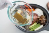 다시마를 찬물에 30분 우려 육수를 준비하고, 소금 한 꼬집을 넣어 재료가 자작하게 250ml 정도 부어줍니다.