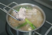 냄비에 물 1L를 붓고 돼지등갈비, 된장 2/3 큰 술, 대파 1/2대(초록 부분), 통마늘 5쪽, 월계수잎 1장, 통후추 7알을 넣고 15~20분 정도 삶아줍니다.