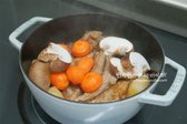 20분 정도 끓인 뒤 당근과 표고버섯을 넣고 중불로 10~15분 끓여줍니다.