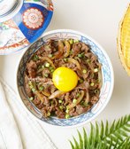 노른자를 터뜨려 짭조름한 소고기와 함께 먹으면 부드럽게 어우러져 더욱 맛있습니다. 감칠맛 나는 규동은 간단한 레시피로 반찬 없이 한 그릇 식사로 즐기기 좋습니다.