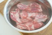 흐르는 물에 가볍게 헹군 쪽갈비를 잠길 정도로 볼 담가 30~40분 핏물을 빼줍니다.
