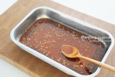 진간장 3 큰 술, 굴소스 1/2 큰 술, 황설탕 1½ 큰 술, 조청(물역) 2 큰 술, 간 마늘 1 큰 술, 생강가루 두 꼬집, 맛술 2 큰 술, 참기름 1 큰 술, 후추 약간 뿌려 줍니다.