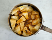 홍로에 캐러멜 잼을 버무려주고, 취향에 따라 시나몬 파우더를 추가해도 좋습니다.