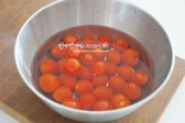방울토마토 꼭지를 제거해 준 후, 식초 1 작은 술 정도를 희석한 뒤 담갔다 흐르는 물에 씻어줍니다.
