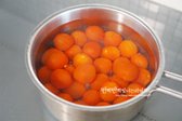 냄비에 물 500ml를 붓고 끓어오르면 토마토를 넣어줍니다.