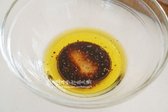 볼에 올리브오일 3 큰 술, 발사믹 식초 2 큰 술, 레몬즙 1 큰 술, 꿀 1 큰 술, 소금과 후추 약간 넣어줍니다.