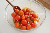 만든 소스에 토마토와 양파, 바질, 레몬 조각을 넣고 버무려줍니다.