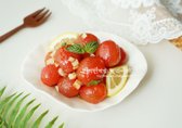 토마토를 소스에 절인 뒤 냉장고에서 숙성시키면 시원하고 상큼한 마리네이드가 완성됩니다. 바질과 레몬을 곁들여 풍미를 더하면 더 맛있게 즐길 수 있습니다.