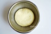 반죽이 부풀어 오르길 기다립니다.