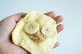 식용유를 묻힌 손에 반죽 한 웅큼을 떼어내고, 설탕 듬뿍 넣고 바나나 토핑도 추가해주었어요. 속이 터지지 않게 동글동글 잘 빚어주면 맛있는 호떡 준비 완료!