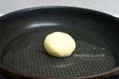 달궈진 팬에 기름을 휘리릭 두르고, 동글동글 반죽을 올려 굽기만 하면 끝.