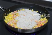 게살과 밥을 넣고 같이 볶아요.