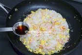 밥 가장자리로 맛간장 1T, 참치액 1T를 둘러준 뒤 섞어줍니다.