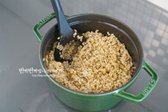 불린 쌀과 쯔유 2/3 큰 술을 넣고 함께 볶아줍니다. 쯔유의 농도에 따라 양을 조절하며, 맛간장이나 국간장으로 대체 가능합니다.