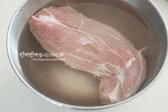 아롱사태 700g을 찬물에 1시간 담가 핏물을 제거합니다.