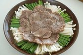 접시 가운데 아롱사태 수육을 담고 국물을 부어 완성합니다.