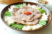 겨자소스를 곁들여 채소와 버섯과 함께 감칠맛을 즐길 수 있습니다. 부드럽고 쫀득한 아롱사태 수육을 레시피로 맛있게 만들어보세요!
